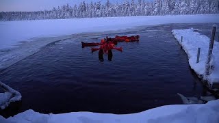 Flutuar num lago gelado na Lapónia [upl. by Novek]