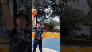 Canasta de espaldas media cancha 🏀 adictosaldxt basketball trickshots [upl. by Arutnev]