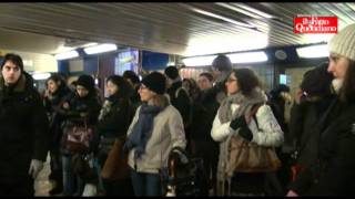 Bologna stazione nel caos I viaggiatori stranieri quotSolo in Italiaquot [upl. by Hube]