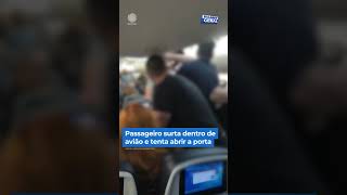 Passageiro entra em surto dentro de avião e tenta abrir a porta balançogeral [upl. by Ainniz]