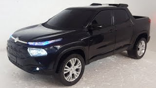 Miniatura Fiat Toro preta com luzes farol  freio seta  e pisca alerta mini Toro brinquedos [upl. by Lateh509]