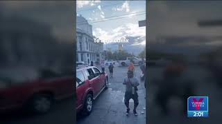 ¡quotLa Chonaquot hace bailar a peatones en la CDMX  Noticias con Yuriria Sierra [upl. by Yatnahs747]