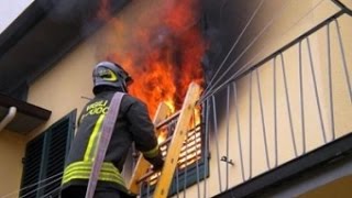 Pompieri in azione su incendio appartamento  salvataggio  VVF in sirena vigili del fuoco 2016 [upl. by Certie]