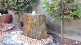 Quellstein Regenbogen Porphyr mit Sprudelquelle  Gartenbrunnen Ausstellung [upl. by Yrroc]