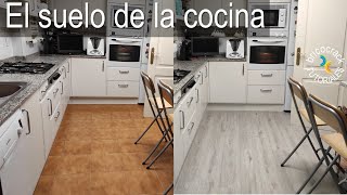 Cambiar el suelo de la cocina con tarima de vinilo Bricocrack [upl. by Anirda]