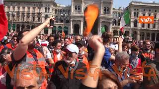 La protesta dei Gilet Arancioni a Milano in centinaia assembrati e senza mascherine [upl. by Neela490]