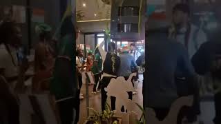 Arrivée des lions indomptables à leur hôtel à Abidjan [upl. by Elrod]