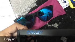 Different between original Oakley Frogskins and Copy Original Frogskins [upl. by Sells]