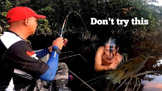 Terkenal banyak buaya nya❗Pemancing nekat menyelam di sungai saat mancing udang galah [upl. by Enirok]