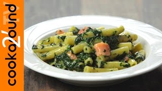 Pasta con spinaci e salmone affumicato  Ricette primi piatti [upl. by Eastlake930]