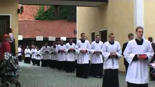 Einzug zur Priesterweihe der Priesterbruderschaft St Pius X 2011 in Zaitzkofen [upl. by Ahtebbat628]