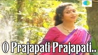 O Prajapati Prajapati Pakhna Melo  Bengali Song  Lata Mangeshkar [upl. by Illil]