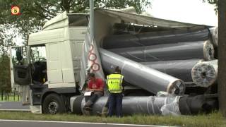 Beelden van de ravage op N65 na ongeluk met vrachtwagens [upl. by Tully]