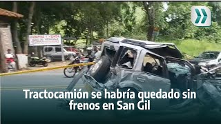 Tractocamión se habría quedado sin frenos en San Gil Santander  Vanguardia [upl. by Zwick]