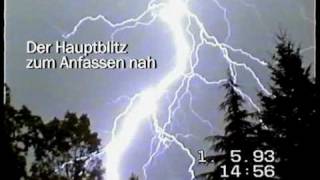 Gewitter mit starken Erdblitzen und einem Naheinschlag [upl. by Ennagem]