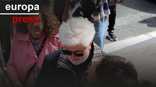 Fans de Pedro Almodóvar le reciben cantándole quotcumpleaños felizquot en euskera [upl. by Helen]