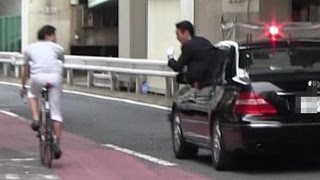 警視庁SP箱乗り 安倍晋三総理大臣 警護車 パトカー SP 激しく自転車を警戒 Japanese Prime minister Motorcade 201369 [upl. by Anilek346]