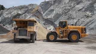 Volvo L350F loading Komatsu HD325 [upl. by Aber]