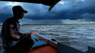 Seketika langit gelap angin kencang sampai masuk ke anak sungai langsung masak mie udang balado [upl. by Boyden]