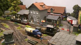 Modelbaan smalspoor met stoomlocomotieven en diesellocomotieven [upl. by Leber]