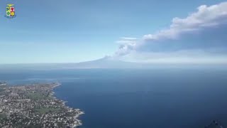 Etna il vulcano in eruzione ripreso da un aereo militare [upl. by Britta]