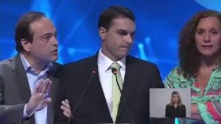 Flávio Bolsonaro passa mal e deixa debate à prefeitura do RJ [upl. by Fornof]