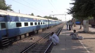 HAZRAT NIZAMUDDIN  JABALPURBHUSAWAL GONDWANA EXPRESS BLASTS THROUGH FARIDABAD NEW TOWN [upl. by Odlaner926]