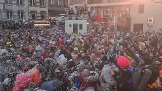 Dans lhystérie de la bataille de confettis du 149e carnaval de Granville [upl. by Angelika]