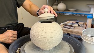 821 Making a Roller Texture Lidded Moon Jar with HsinChuen Lin 林新春 滾花紋圓蓋瓶製作示範 [upl. by Jamal]