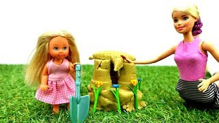 Poupées Barbie et Steffie construisent un château de sable [upl. by Wrand984]