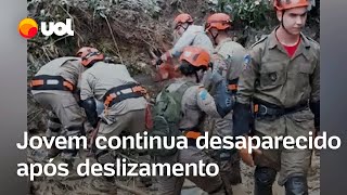 Deslizamento em TeresÃ³polis Bombeiros usam motoserra e enxada nas buscas por jovem desaparecido [upl. by Lebatsirc]