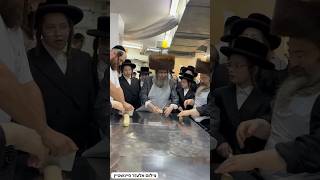 Satmar Rosh Yeshiva R’ Chaim Tzvi Meizlish Baking Matzah  הרב חיים צבי מייזליש באפיות מצות ערב פסח [upl. by Alecram606]