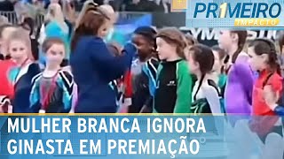 Ginasta é ignorada por mulher branca em entrega de medalhas  Primeiro Impacto 250923 [upl. by Dasa]