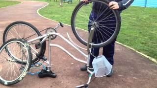 Changer une roue de vélo  Réparer velo simplement [upl. by Scarrow]