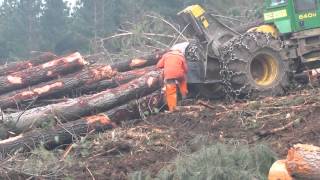 Skidder John Deere 640H Desatador [upl. by Eessej425]