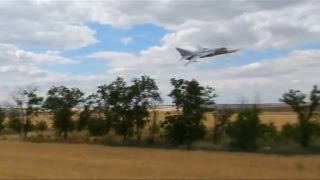 SU24 Россия БРЕЮЩИЙ ПОЛЕТ НАД ТРАССОЙ [upl. by Kyne32]