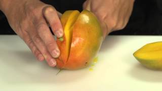 Technique de cuisine  couper une mangue [upl. by Nivlen]