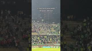 La hinchada visitante fue la que inicio Nacional vs Junior atanasiogirardot junior atInacional [upl. by Telfer]