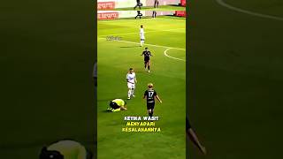 Ketika wasit menyadari kesalahan nya 😣  football wasit wasitworthit referee ball [upl. by Ellenahs]