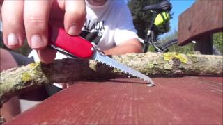 victorinox hiker review and saw test  revision y prueba de la sierra [upl. by Redienhcs]