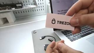 Обзор криптоваютного холодного кошелька Trezor One Распаковка и настройка [upl. by Aretina]