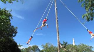 Voladores de Papantla no Parque Xcaret [upl. by Sum]