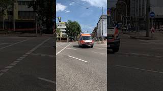 Rettungsdienst Stuttgart über Kreuzung mit viel Verkehr 19723 [upl. by Anoet]