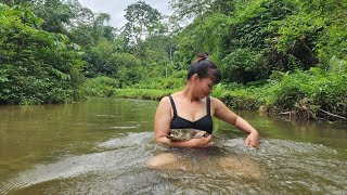 Encounter with a school of TERRIBLE FISH  Catches Fish in Flood Season  Living Alone Off the Grid [upl. by Applegate]