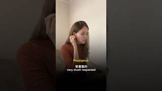 我總是用簡單的詞語和解釋來介紹新 詞彙，而不直接 翻譯 成學生的母語。這種做法從一開始就鼓勵用目標語言（英文）思考。直接翻譯可能會造成對母語的依賴，尤其對於高級學生而言，可能會阻礙流利程度的發展 [upl. by Adnohser]