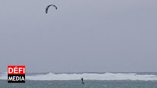 À Pointe d’Esny un kitsurfer brave le cyclone Batsirai [upl. by Ardnnek]