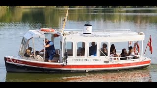 Den Lille Færgen ”Frederiksborg” på Slotssøen Frederiksborg Slot Hillerød  Danmark [upl. by Oicanata]