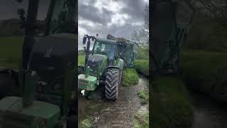 AGRICULTEURS  UNE REMORQUE REMPLIT A 2 DOIGTS DE SE RENVERSER ensilageagriculturetracteurs🚜 [upl. by Sirromal]