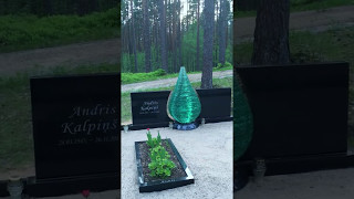 Elegant dropshaped headstone from glass and granite quotDewdropquot  Glasstoneeu [upl. by Fai]