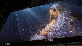 Una sorpresa para la Noche de Paz en Times Square  IluminaElMundo [upl. by Navonoj]